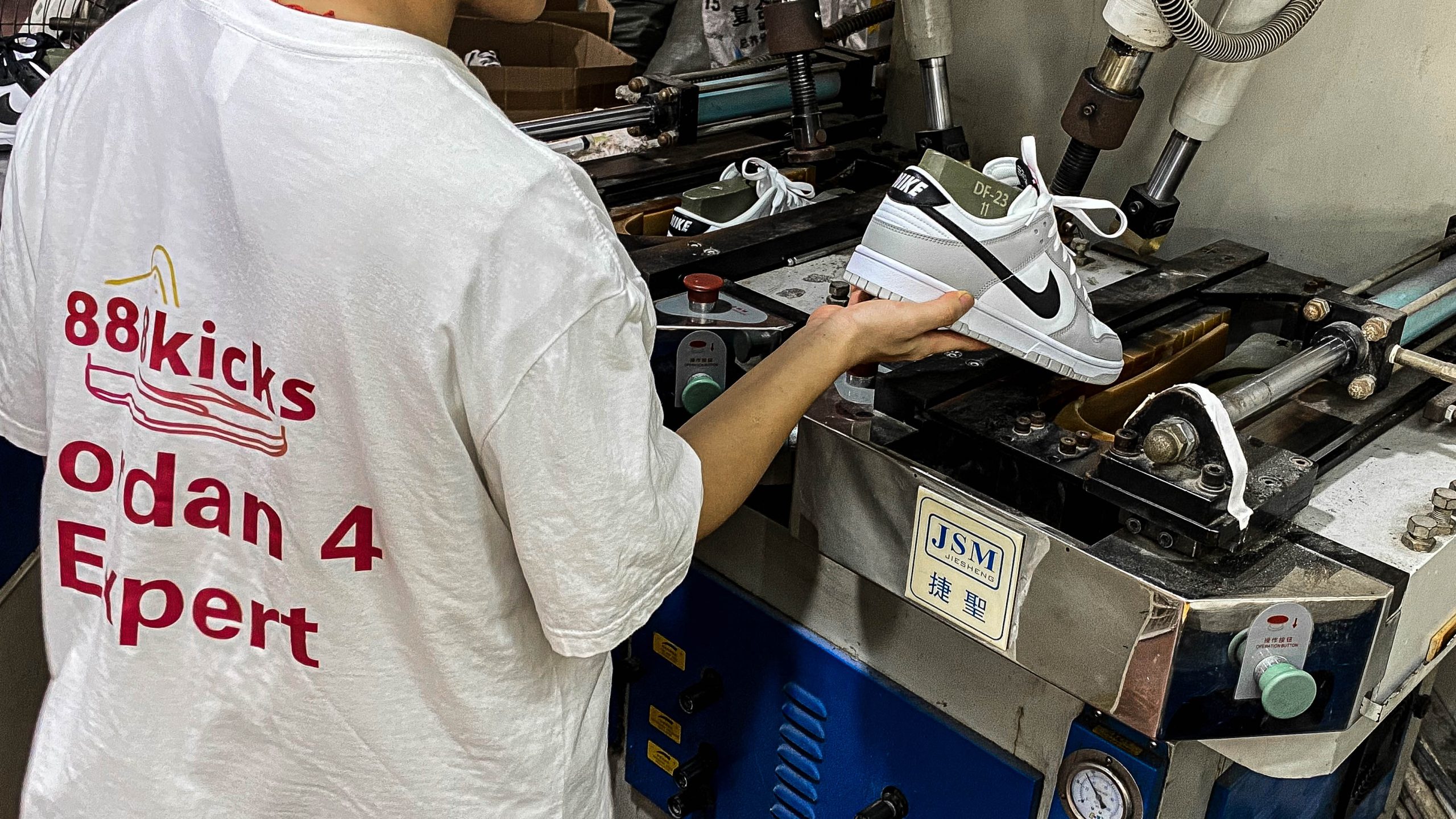 Nike Dunk Low SE Jackpot