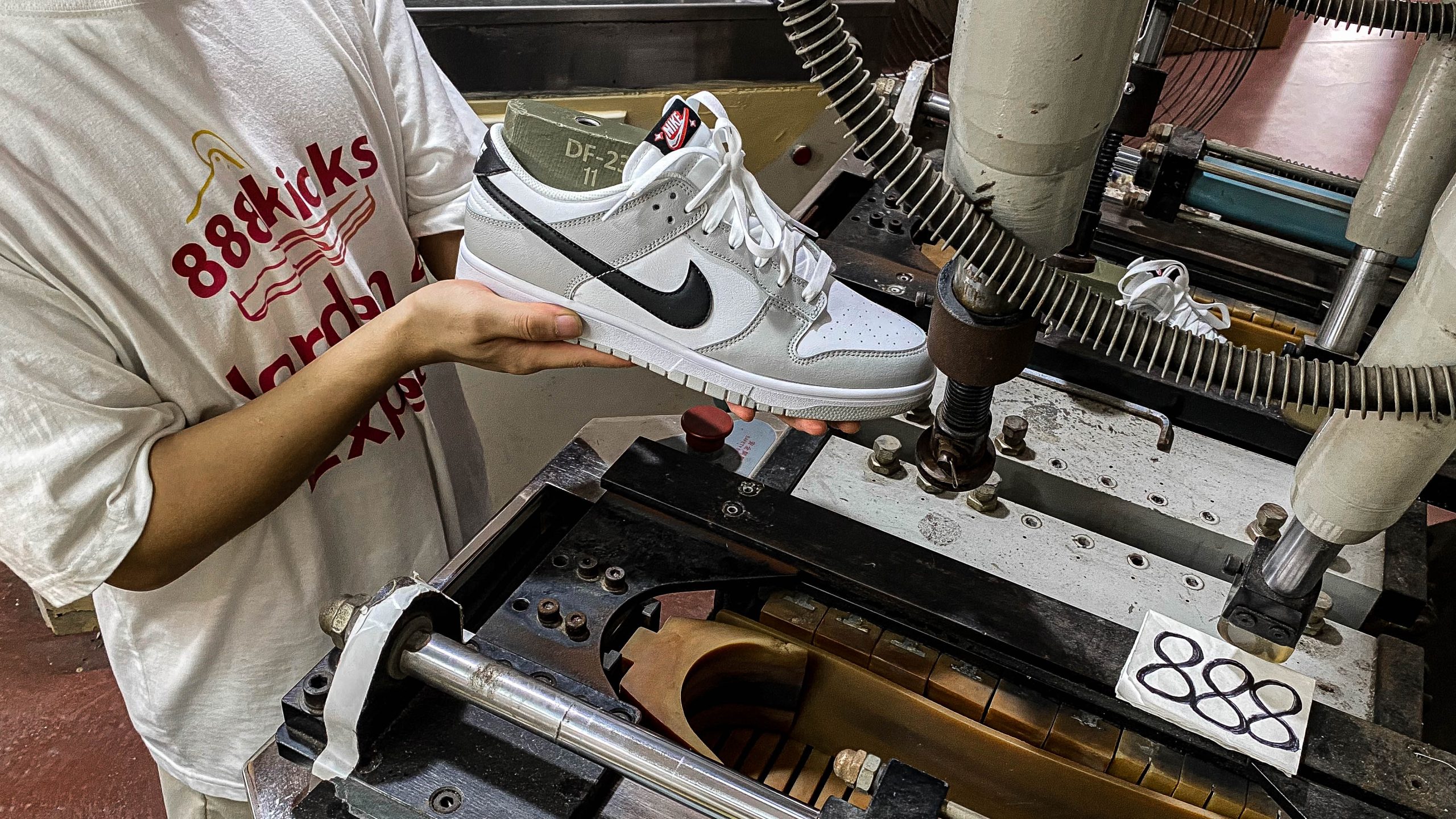 Nike Dunk Low SE Jackpot