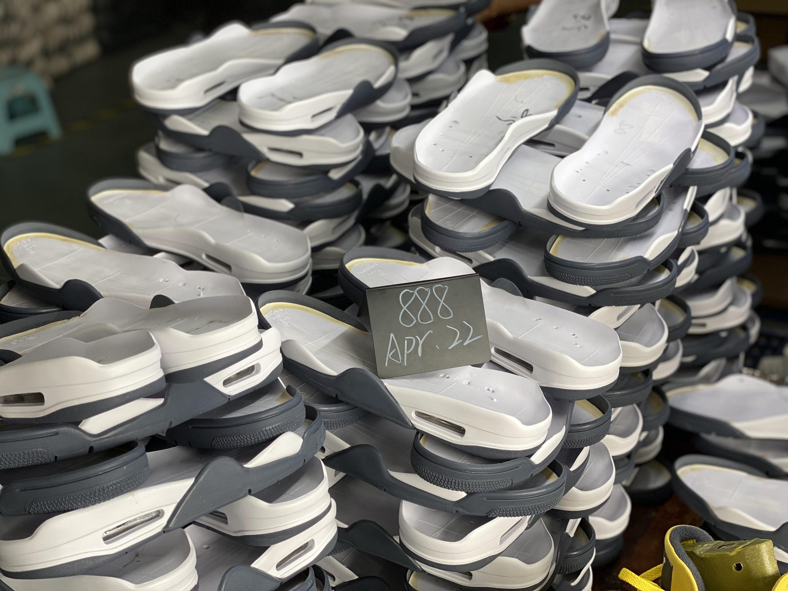 Jordan 4 Retro Lightning 2021