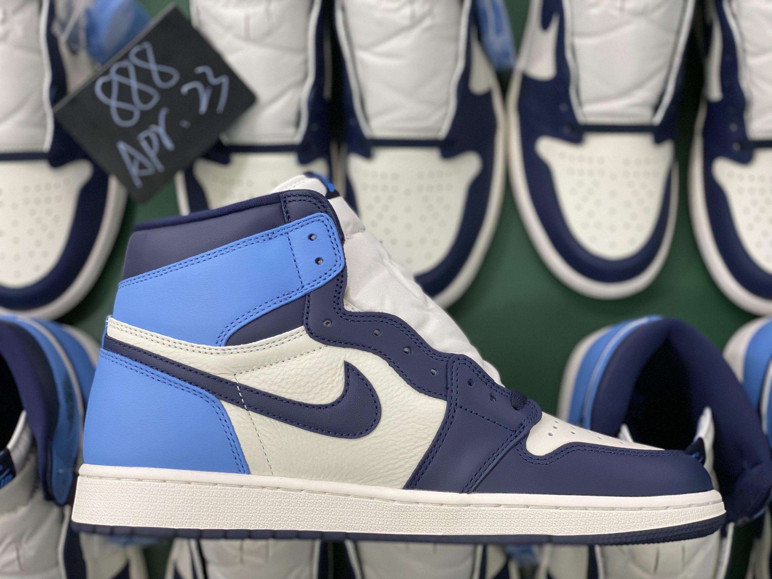 Jordan 1 Retro High Obsidian UNC