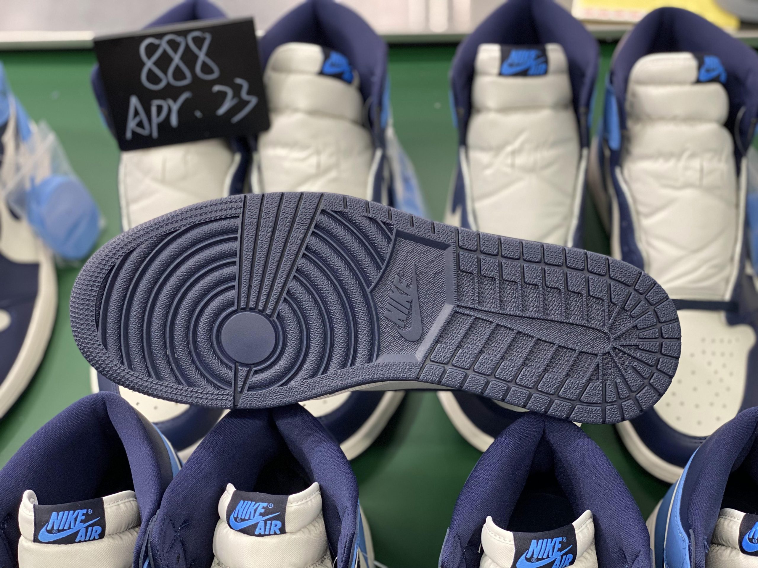 Jordan 1 Retro High Obsidian UNC