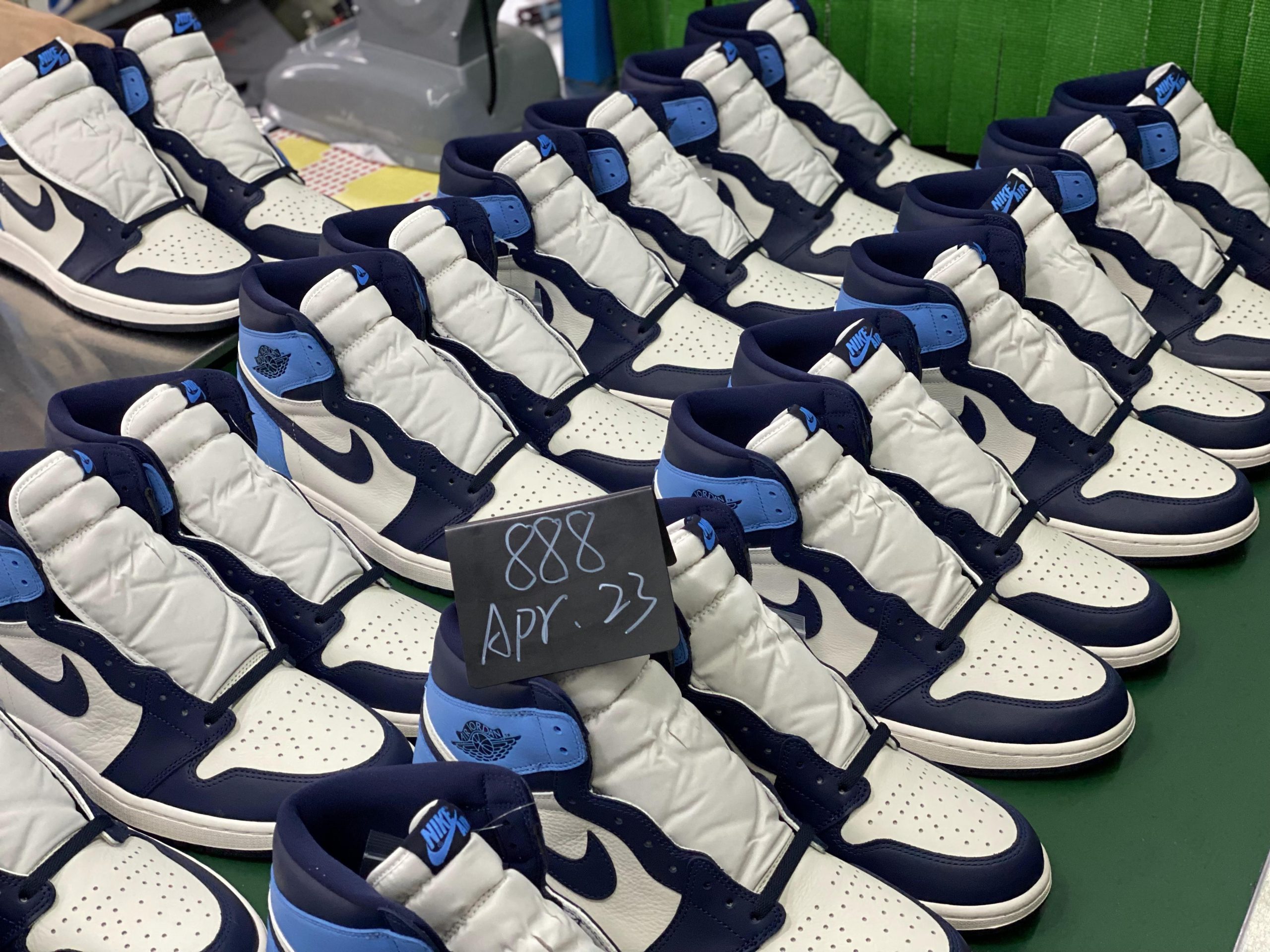 Jordan 1 Retro High Obsidian UNC