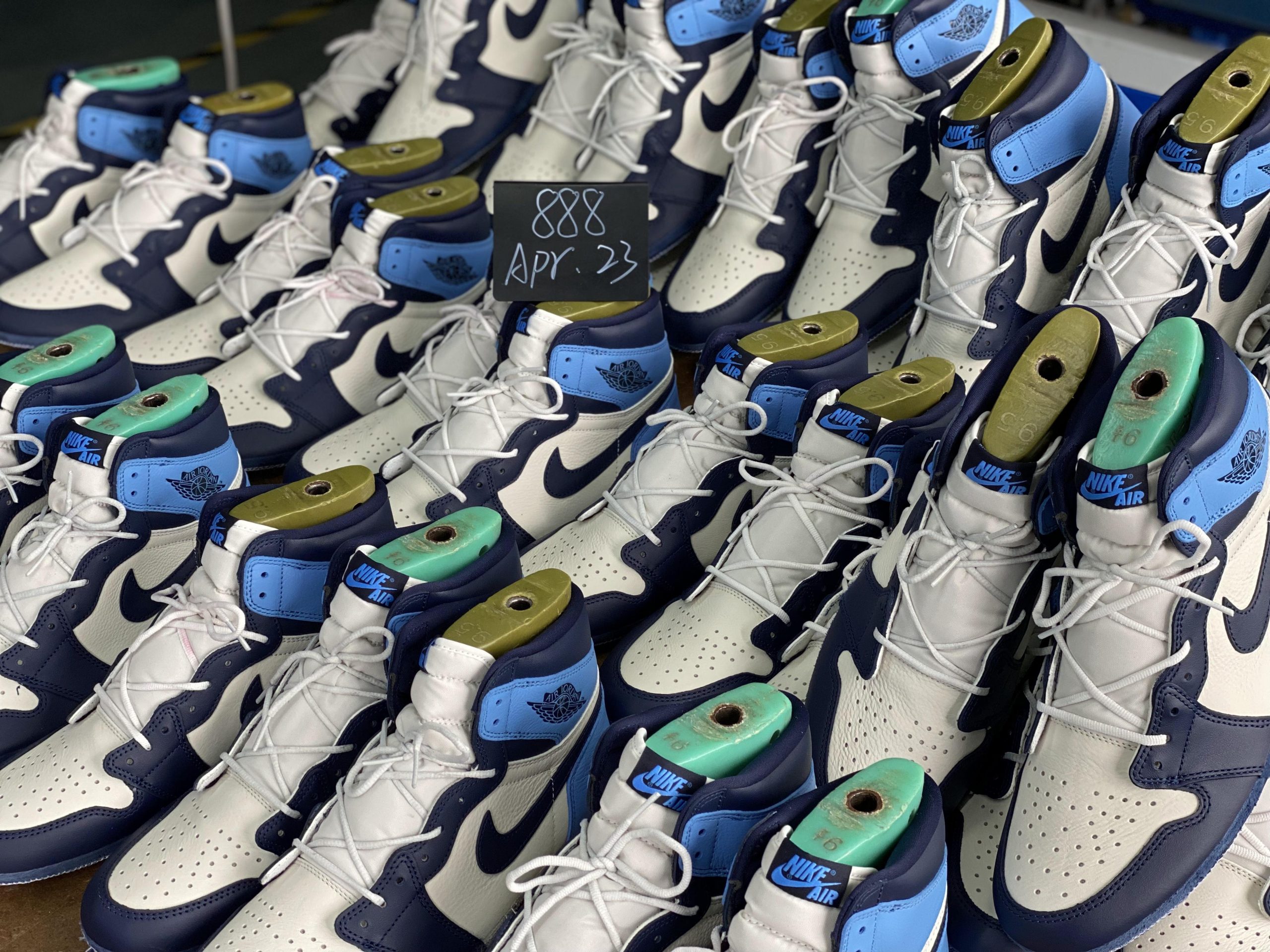 Jordan 1 Retro High Obsidian UNC