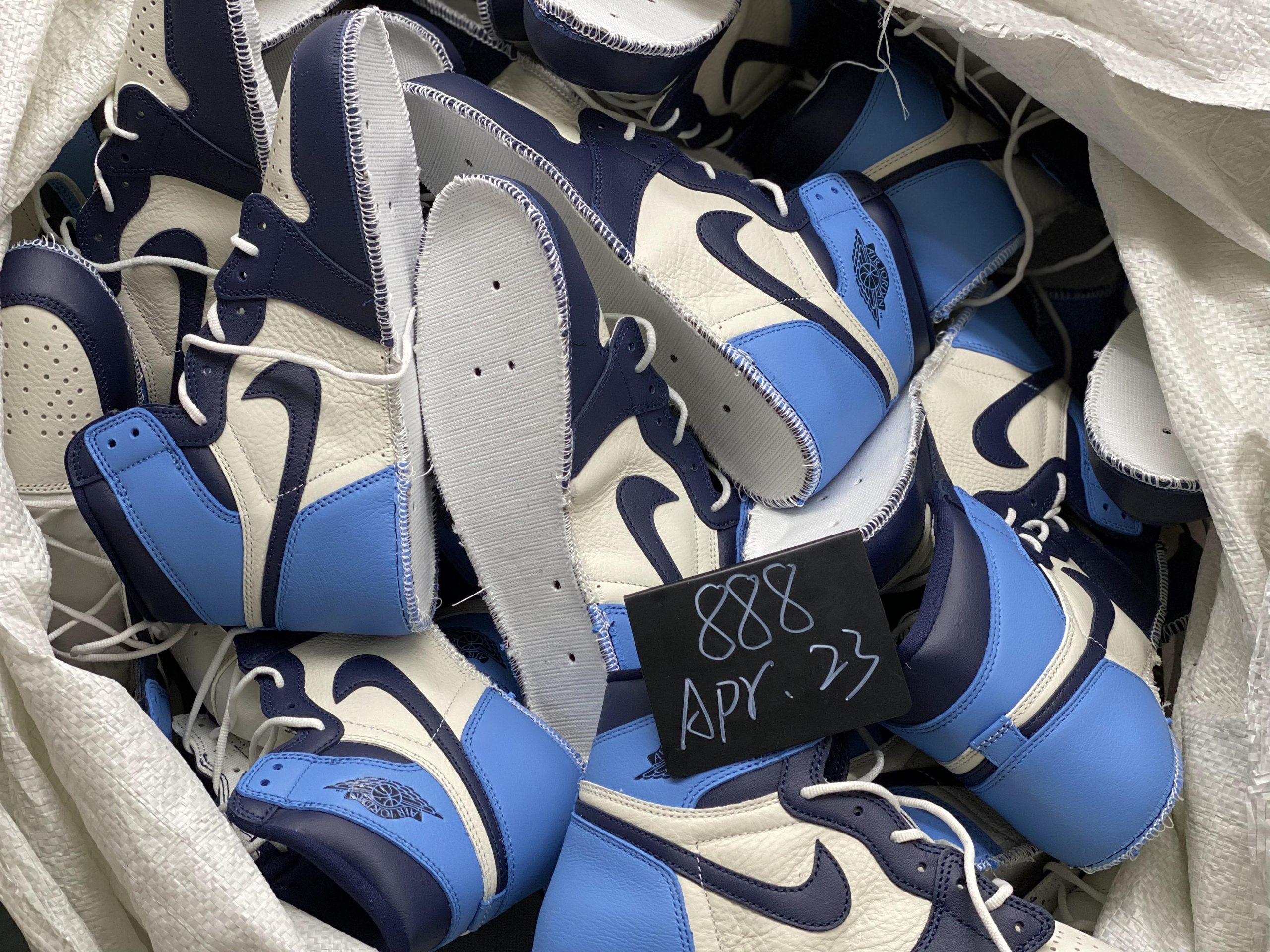 Jordan 1 Retro High Obsidian UNC