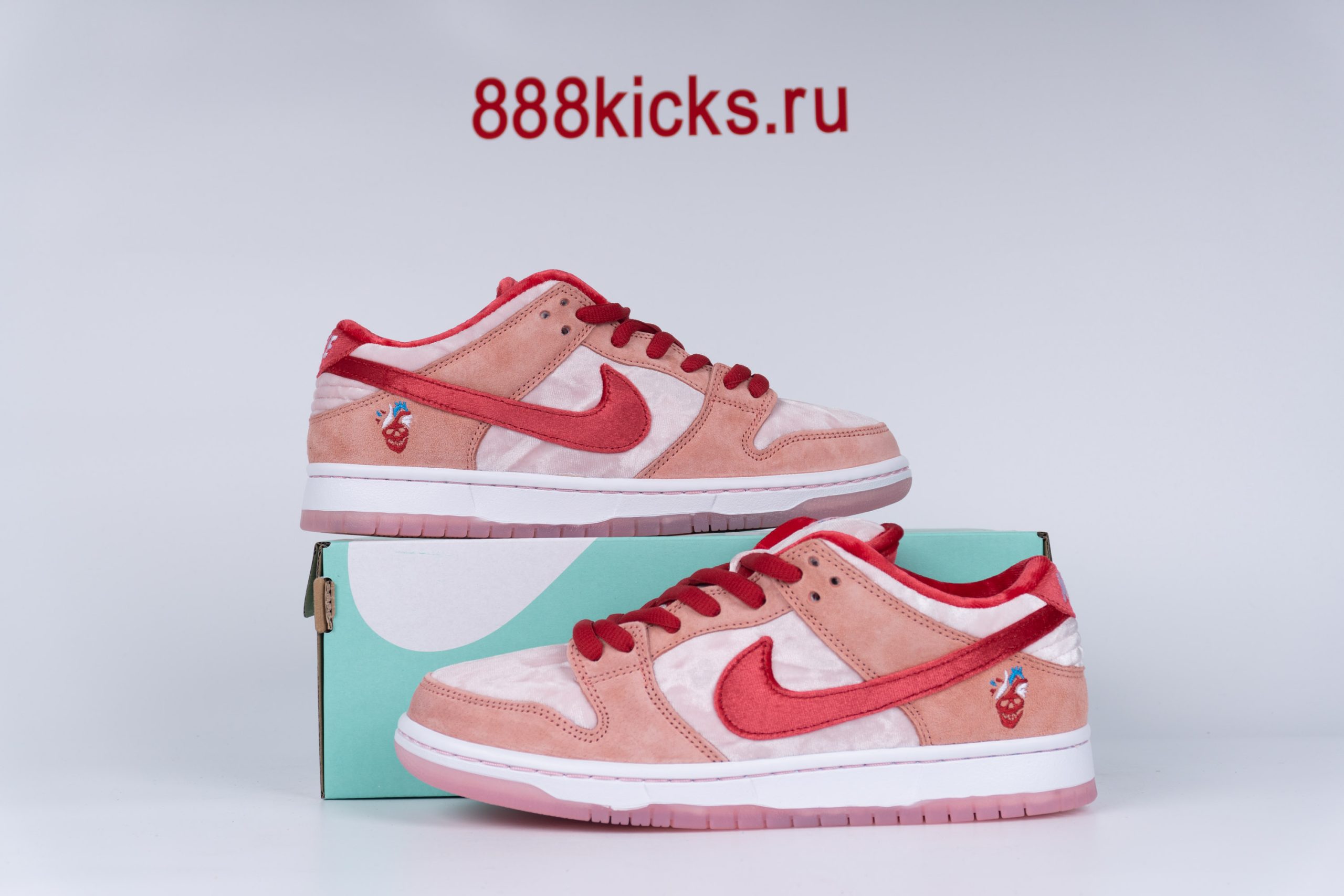 Nike SB Dunk Low StrangeLove Skateboards (Regular Box)