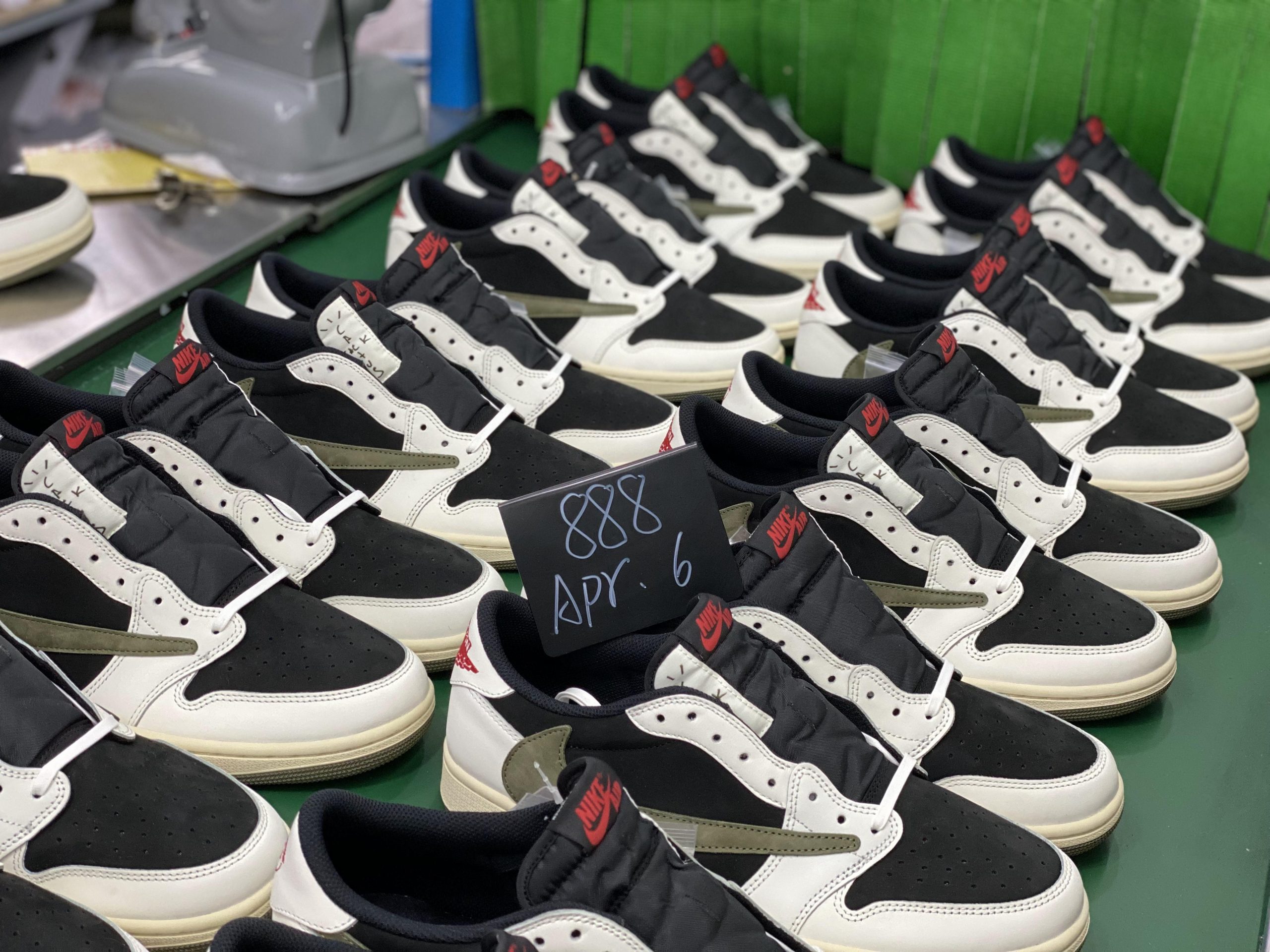 Jordan 1 Retro Low OG SP Travis Scott Olive (W)