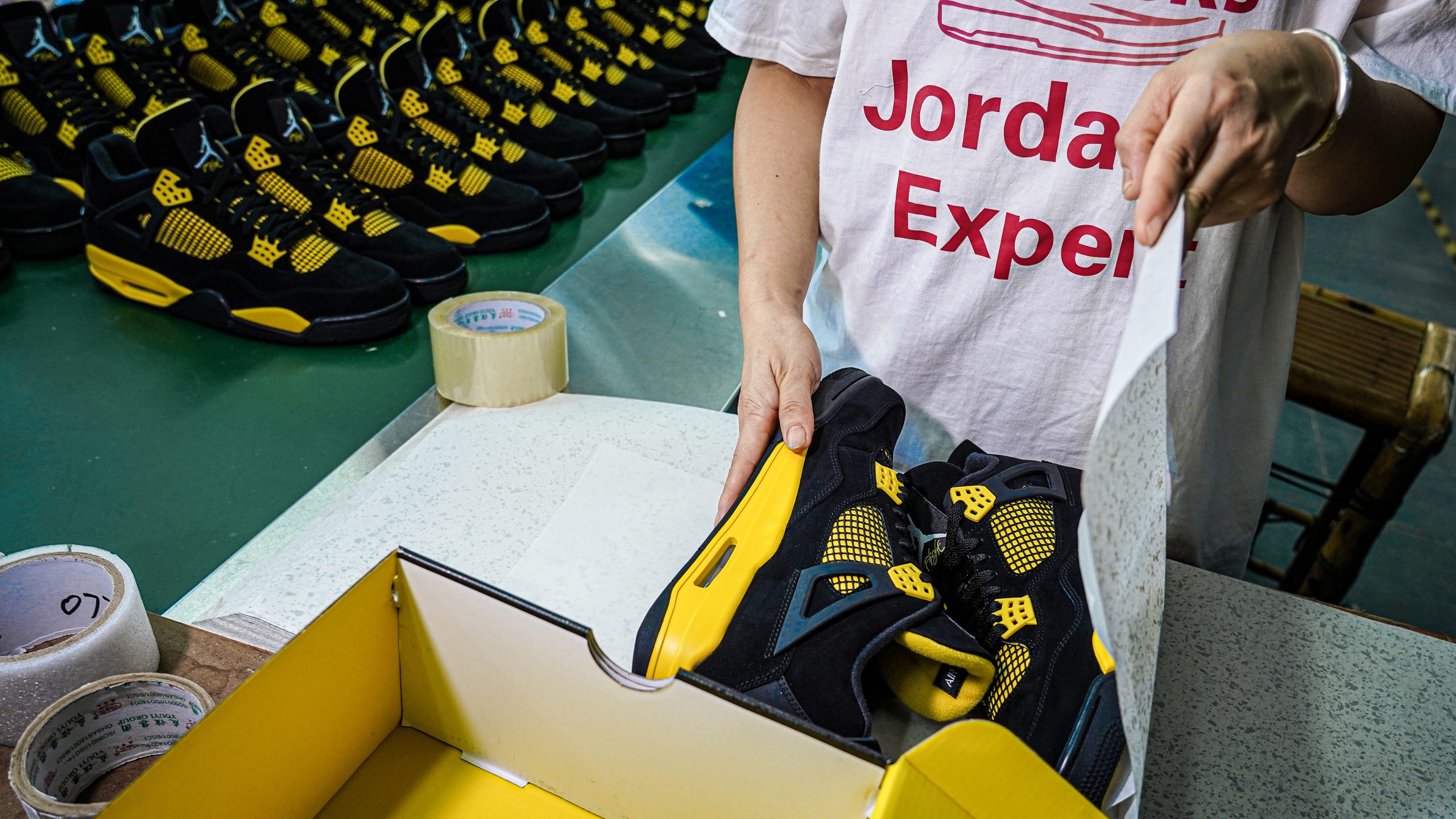 Jordan 4 Retro Thunder 2023