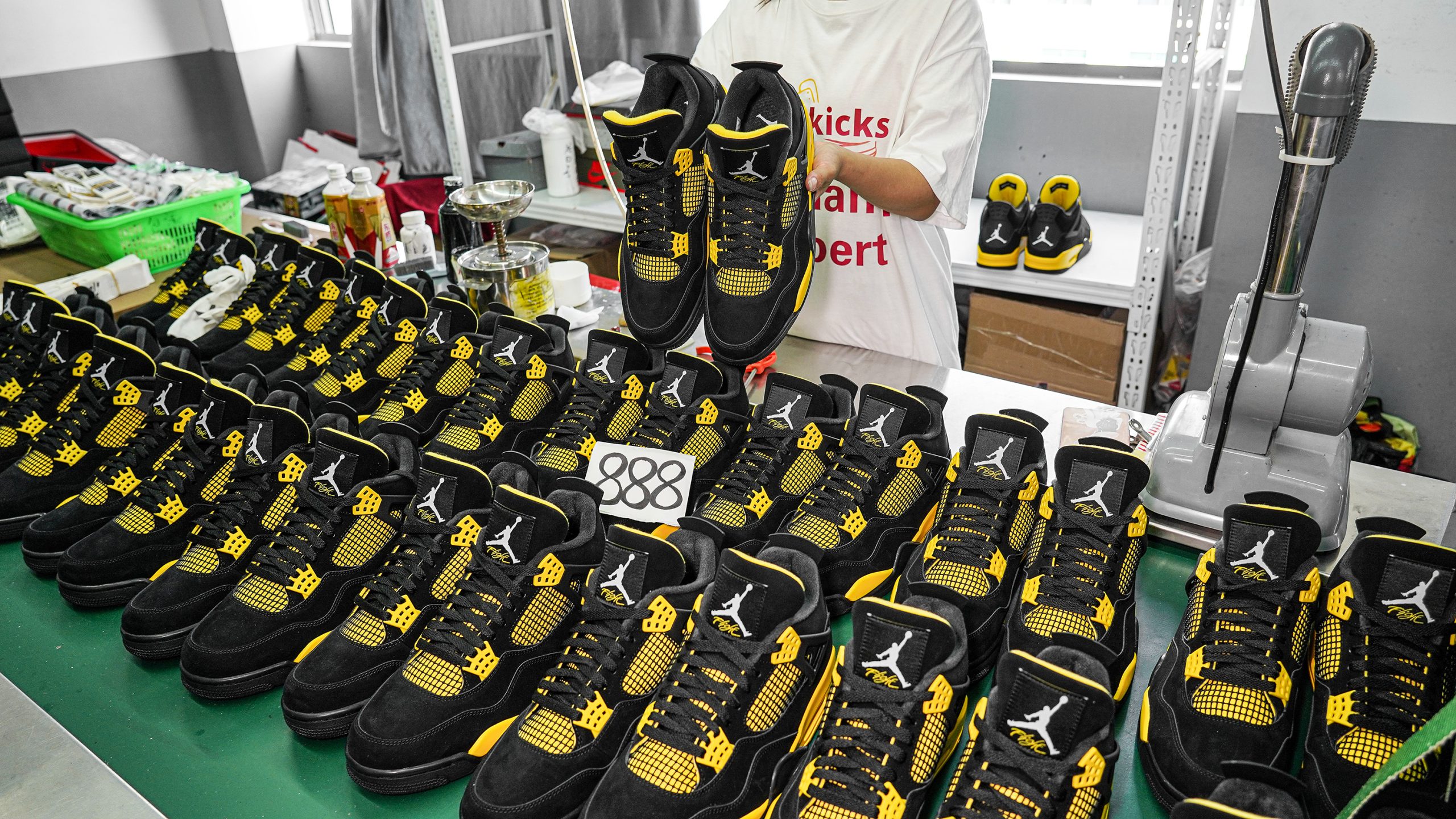 Jordan 4 Retro Thunder 2023