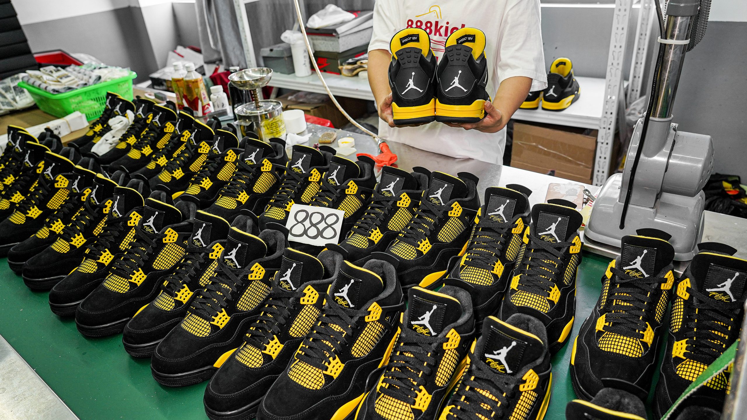 Jordan 4 Retro Thunder 2023