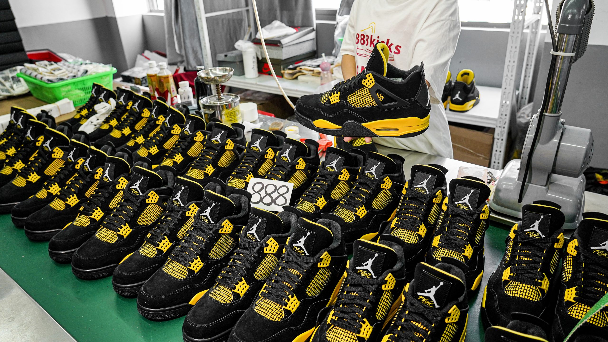 Jordan 4 Retro Thunder 2023