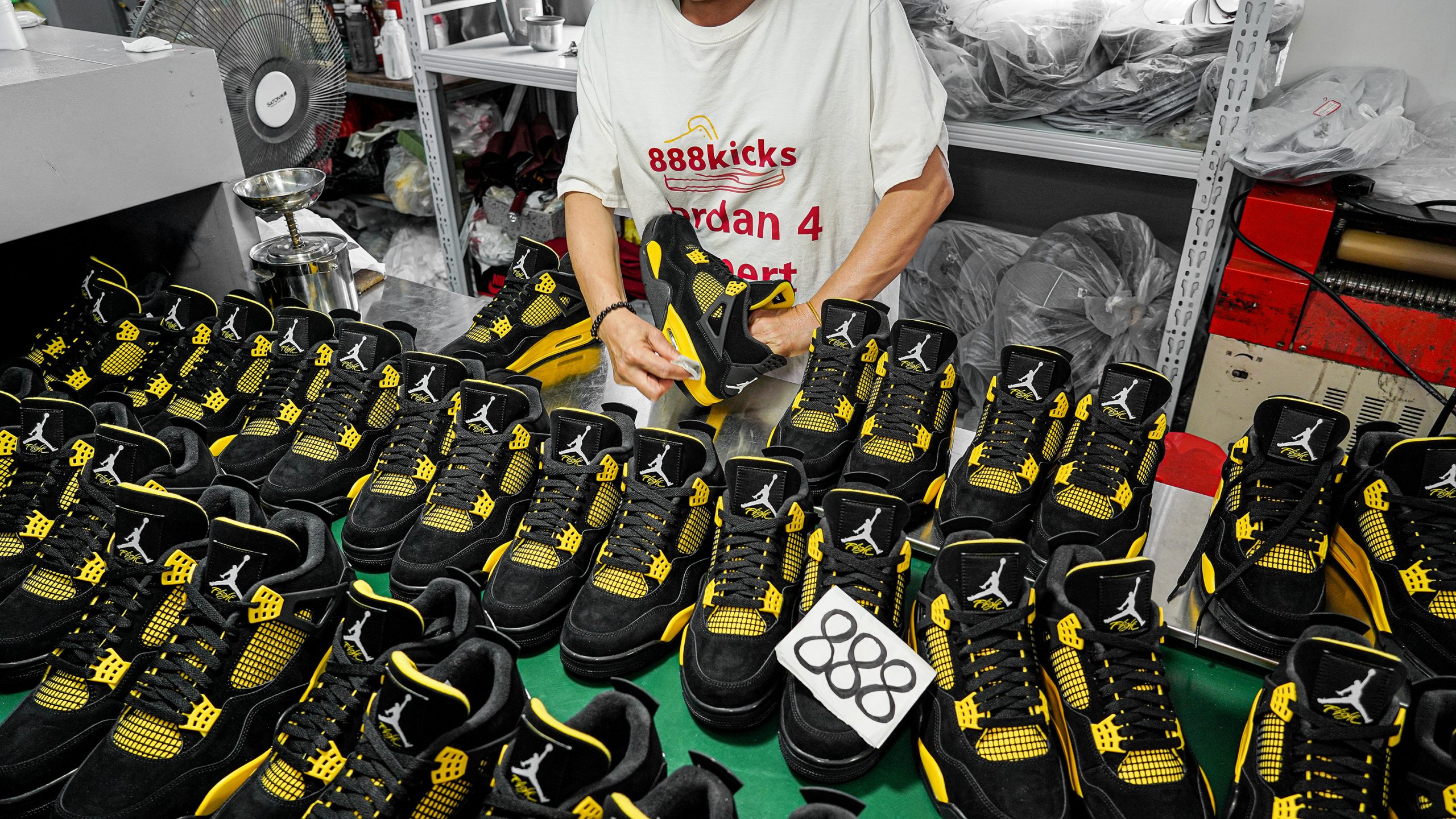 Jordan 4 Retro Thunder 2023