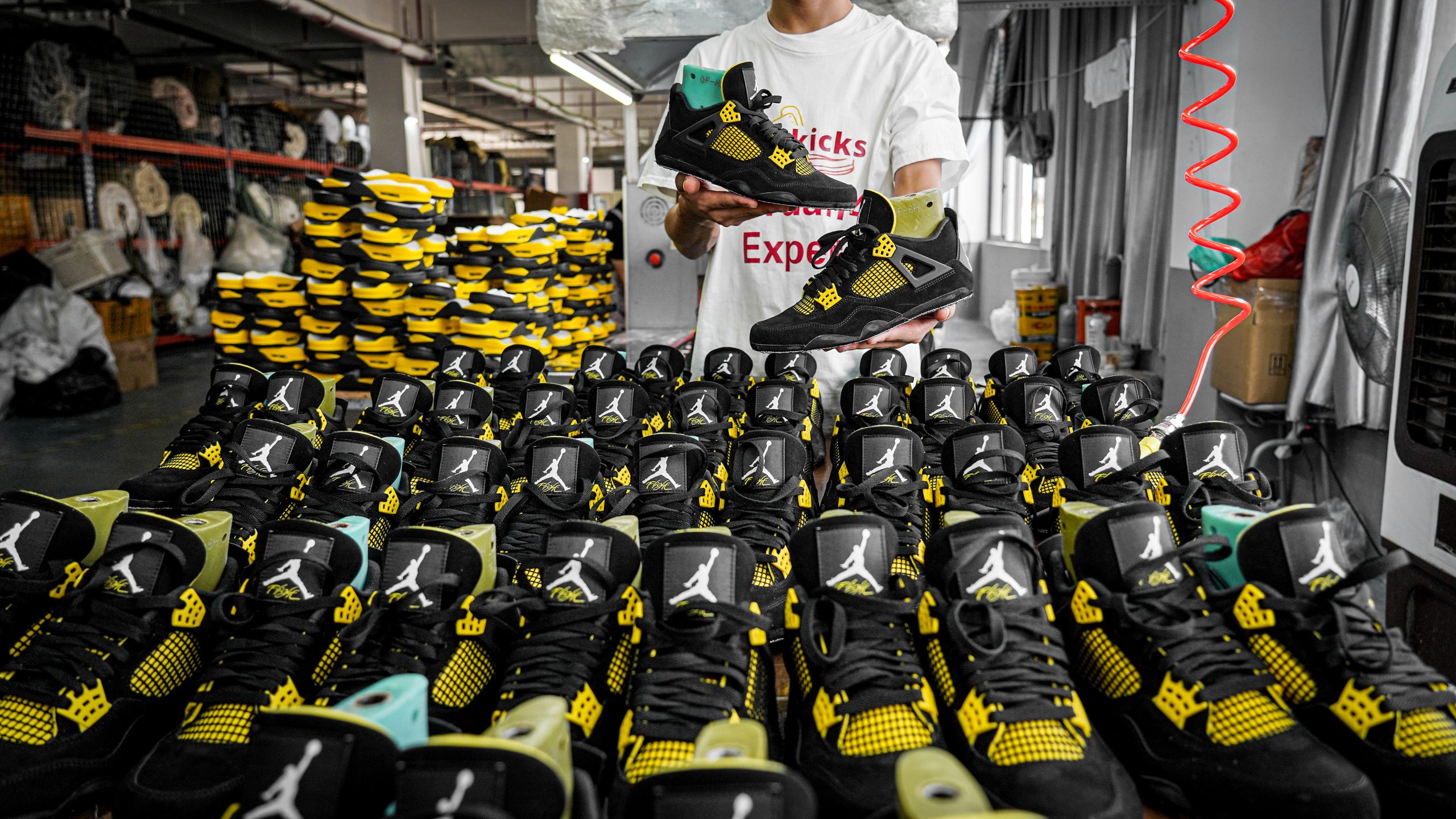 Jordan 4 Retro Thunder 2023