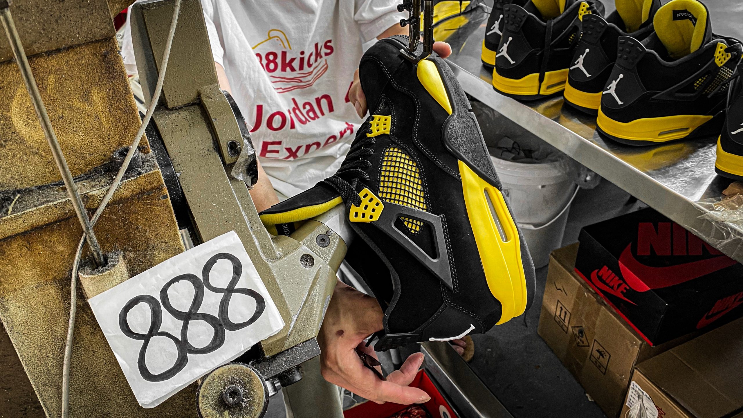 Jordan 4 Retro Thunder 2023