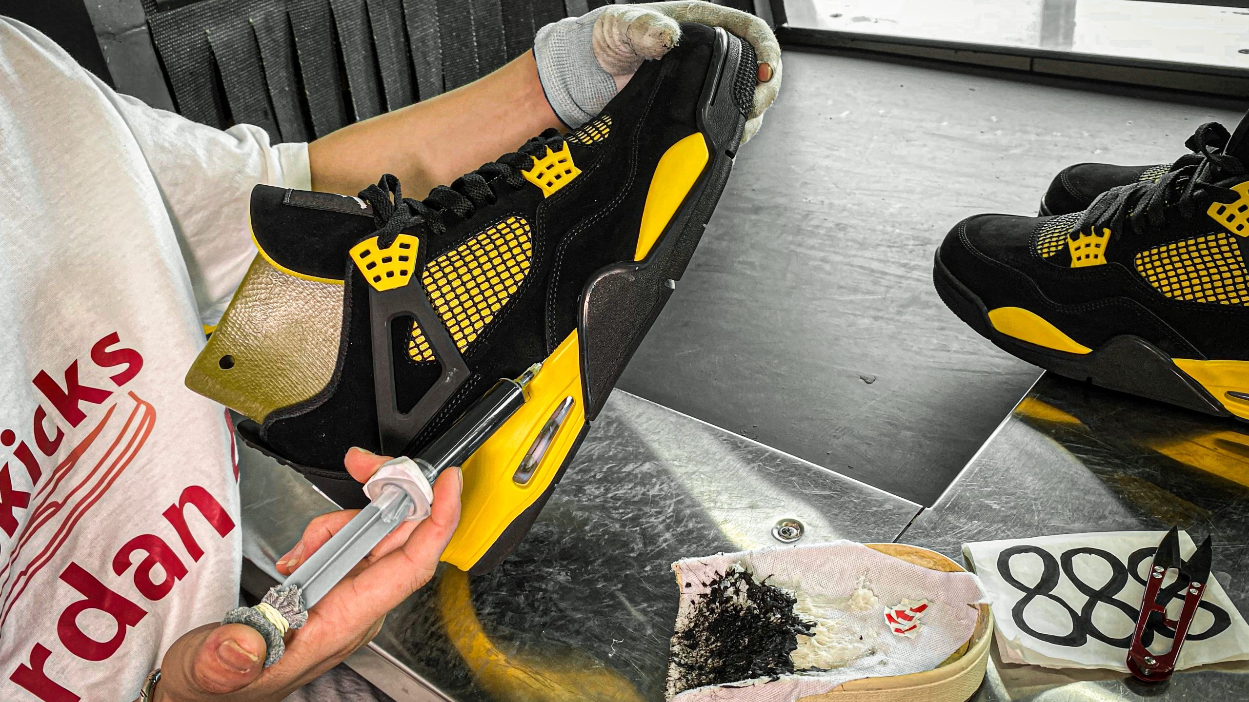 Jordan 4 Retro Thunder 2023