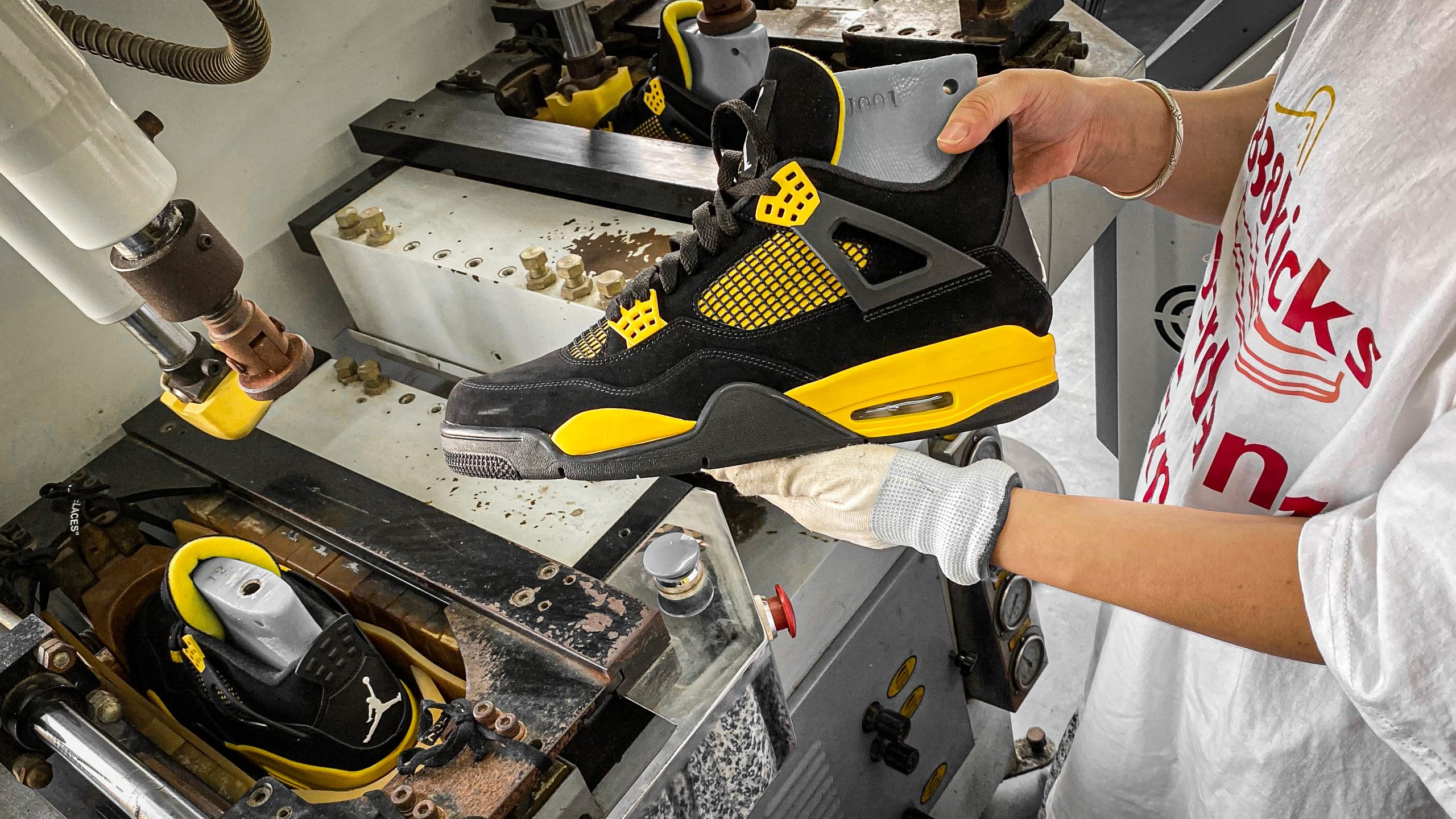 Jordan 4 Retro Thunder 2023