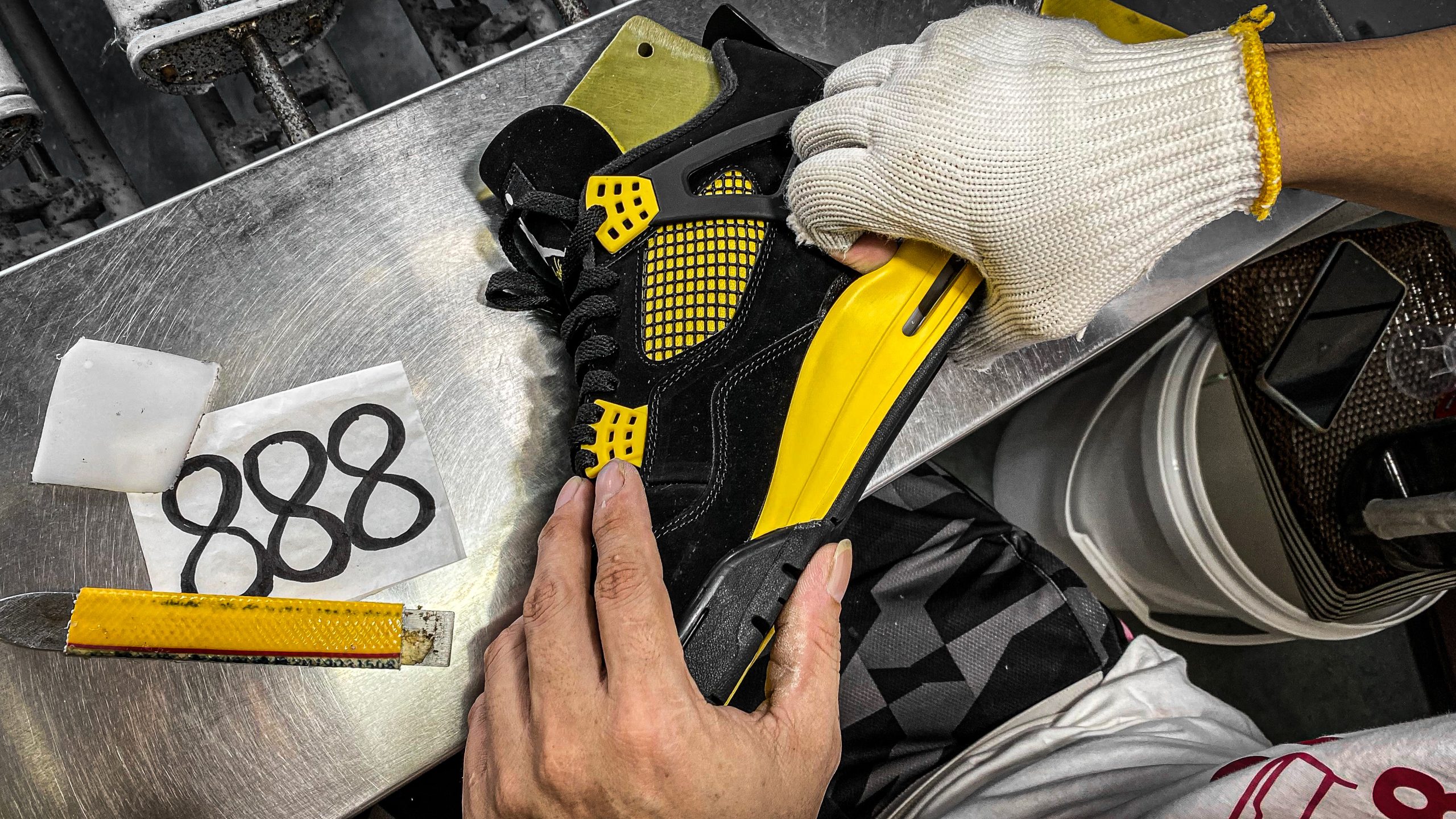 Jordan 4 Retro Thunder 2023