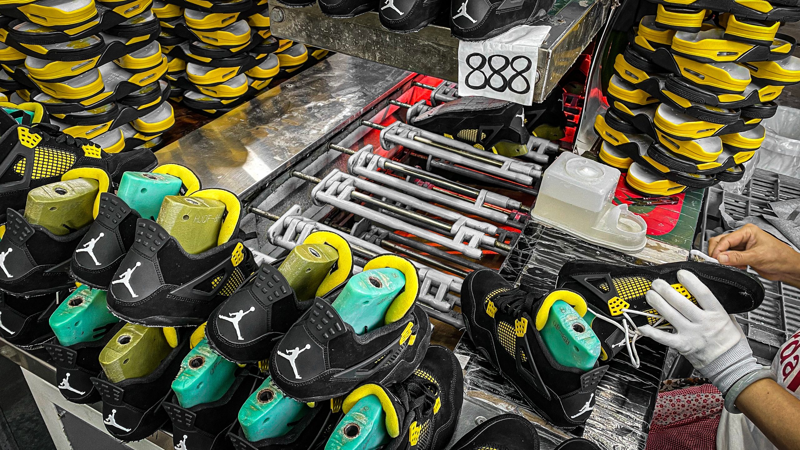 Jordan 4 Retro Thunder 2023