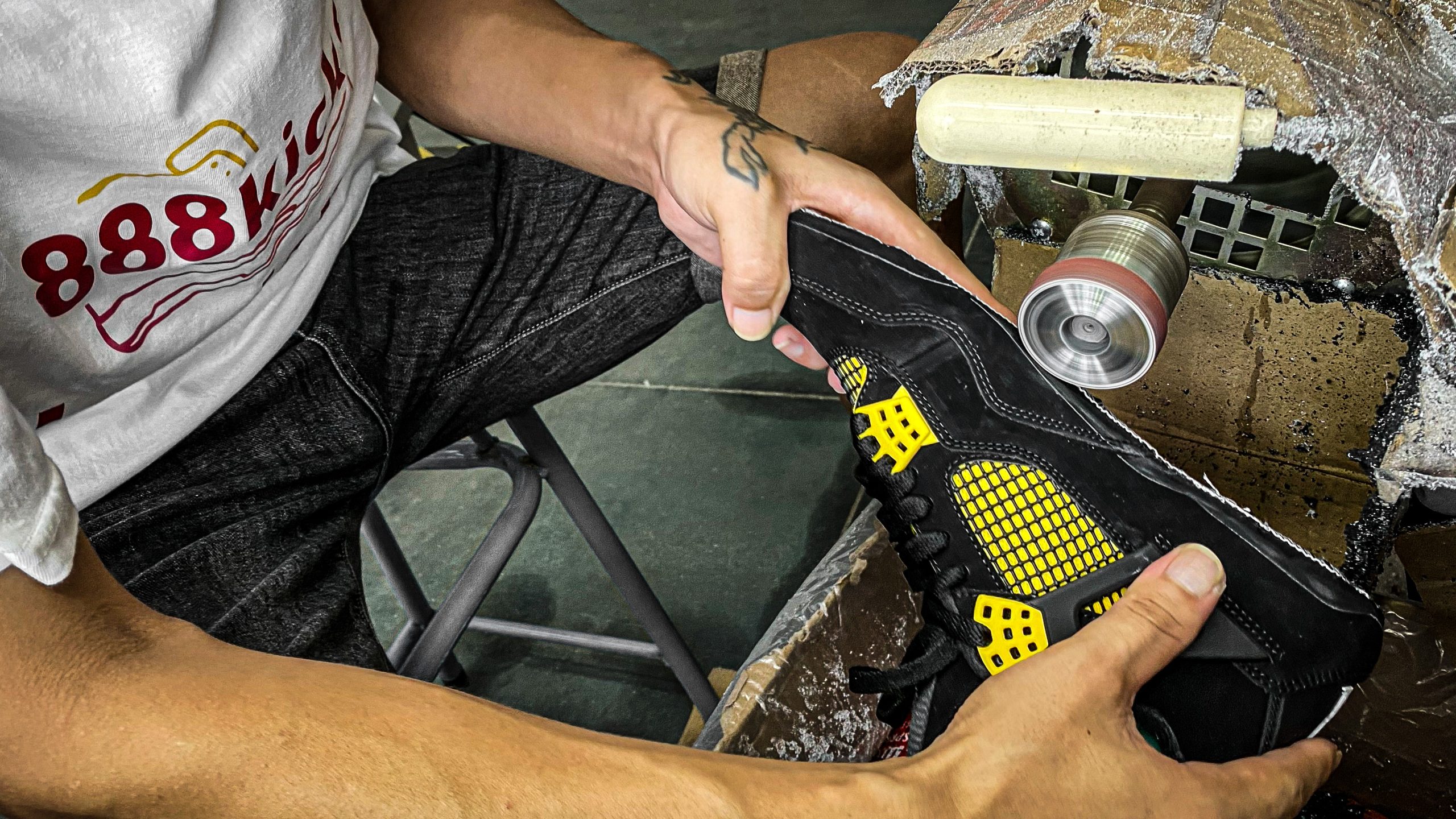 Jordan 4 Retro Thunder 2023