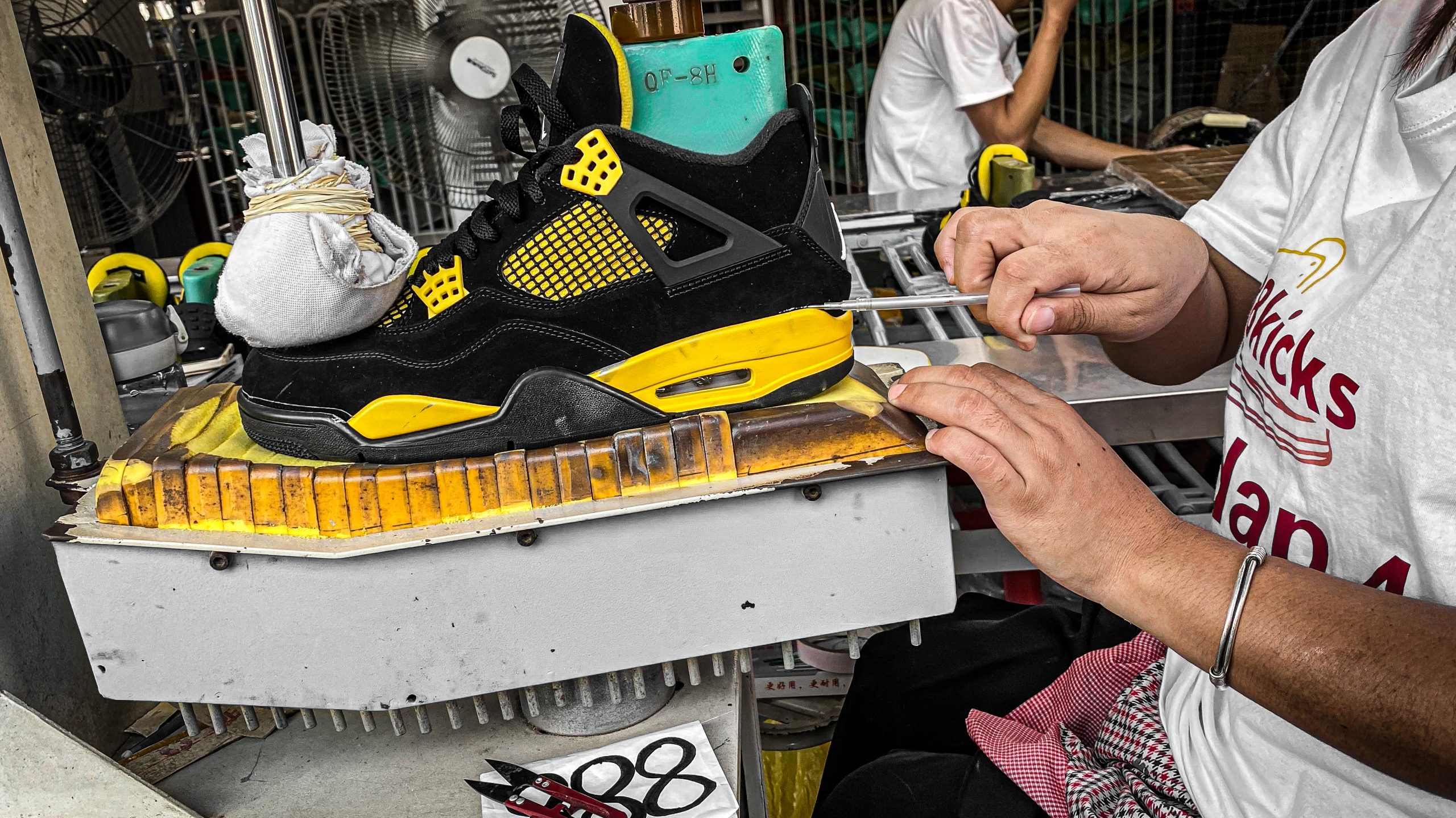 Jordan 4 Retro Thunder 2023