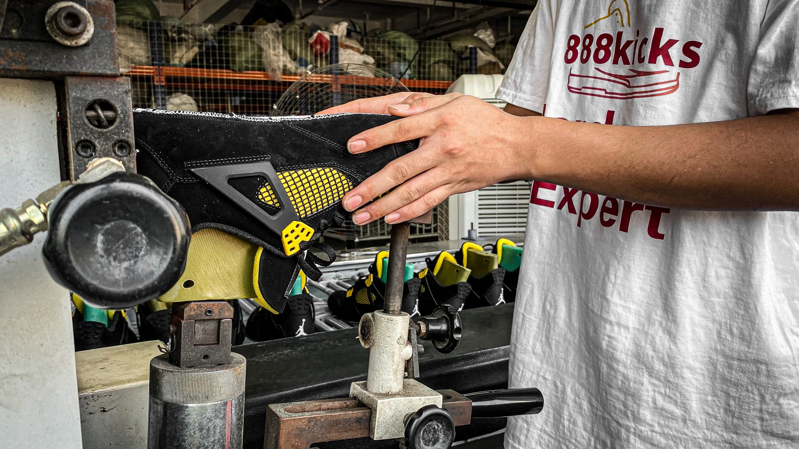 Jordan 4 Retro Thunder 2023