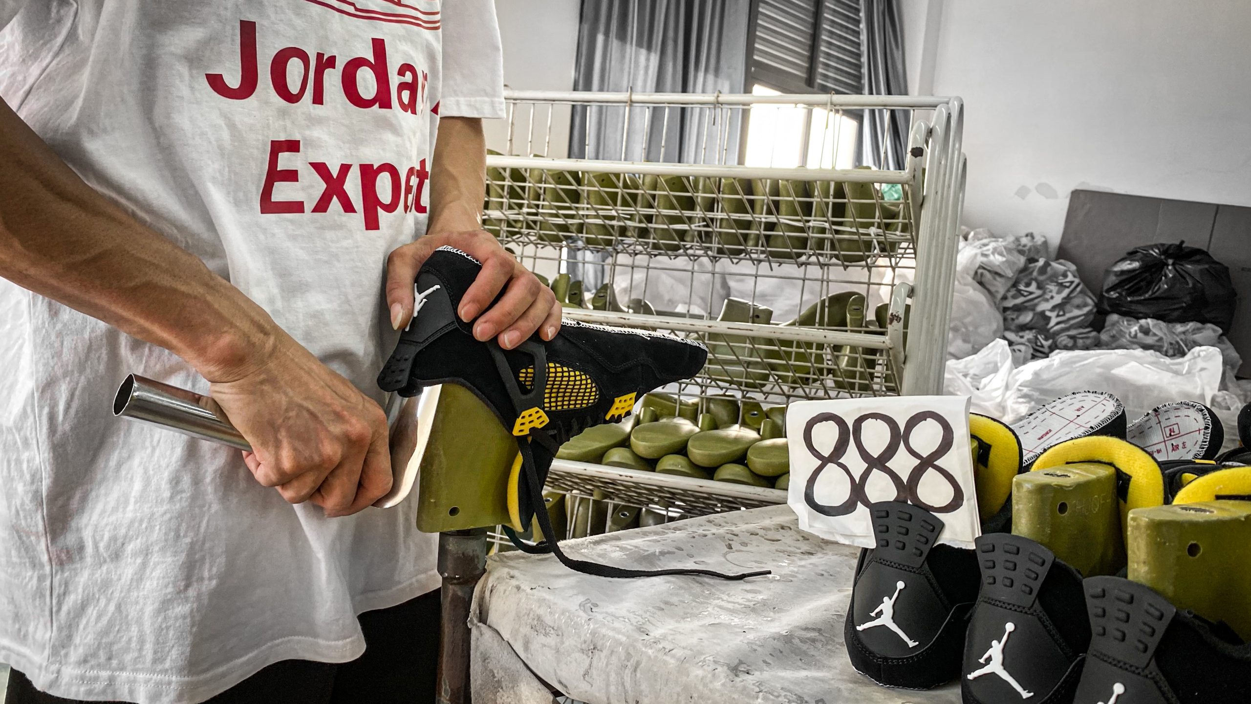 Jordan 4 Retro Thunder 2023