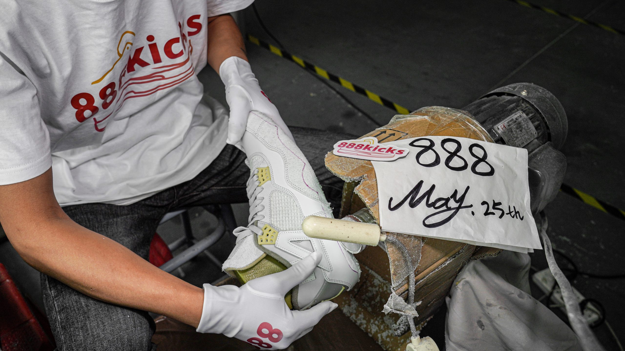 Jordan 4 Retro SE Craft Photon Dust