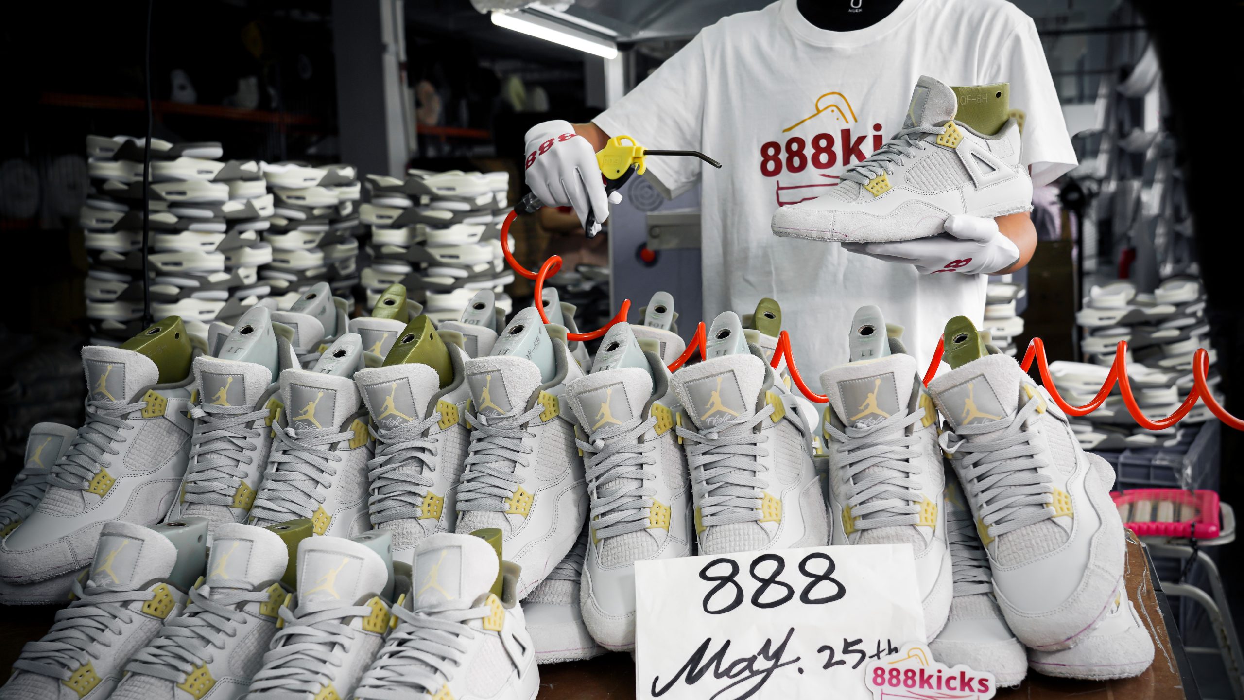 Jordan 4 Retro SE Craft Photon Dust