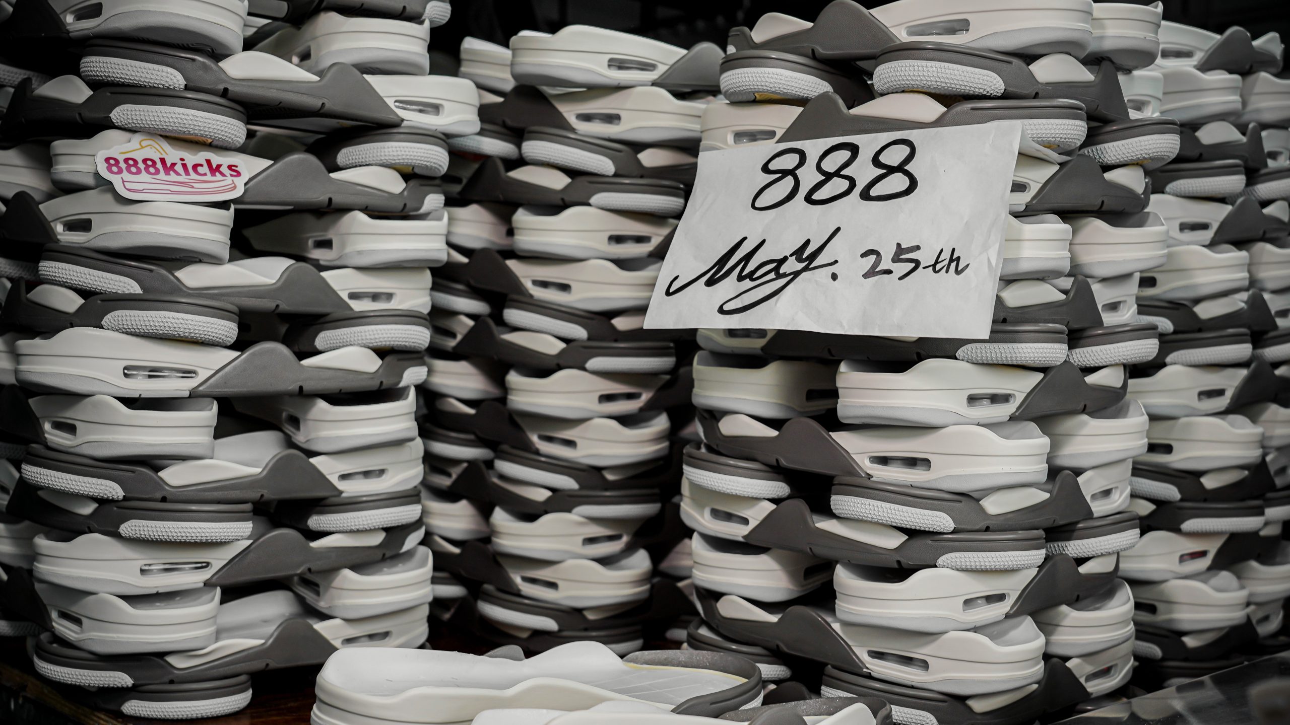 Jordan 4 Retro SE Craft Photon Dust