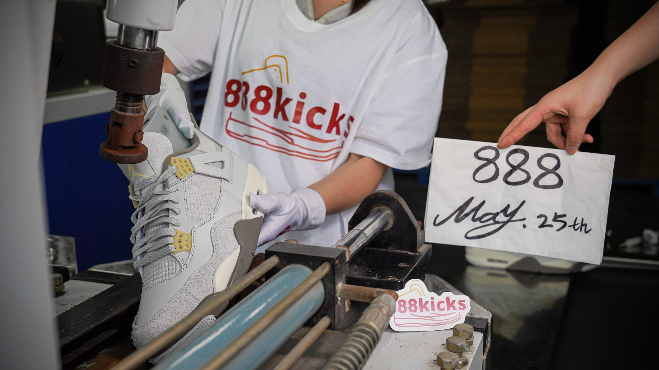 Jordan 4 Retro SE Craft Photon Dust