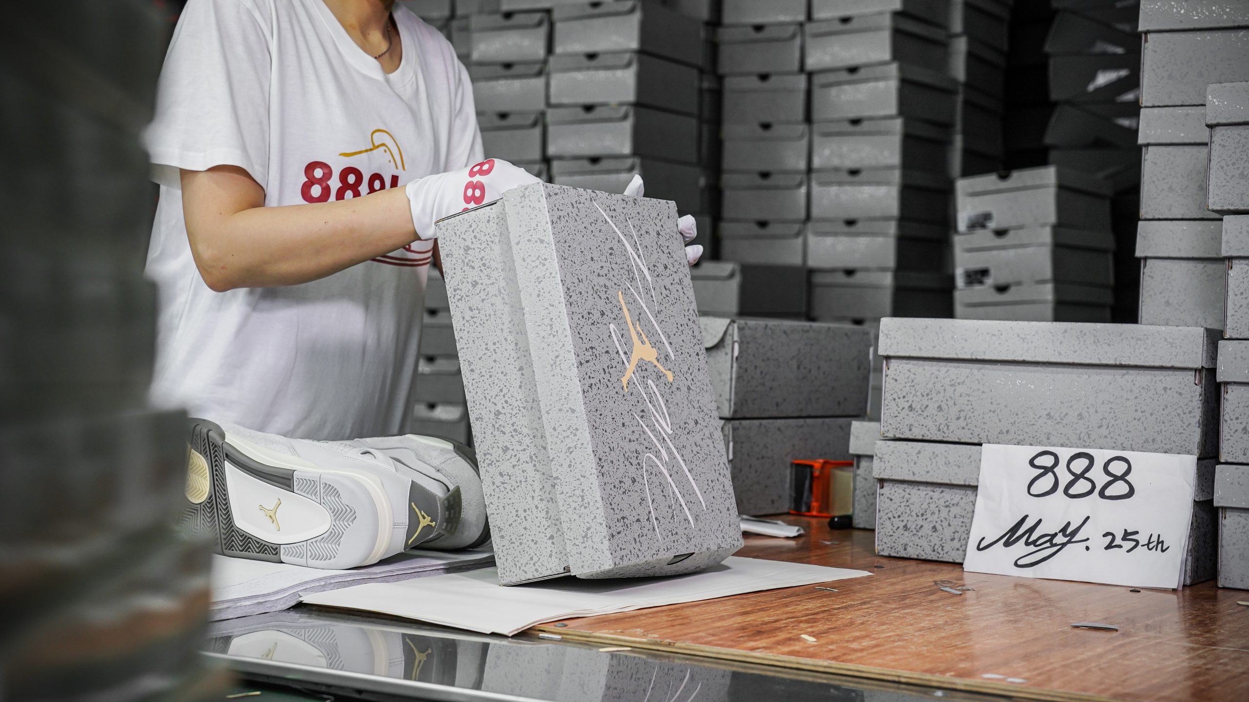 Jordan 4 Retro SE Craft Photon Dust