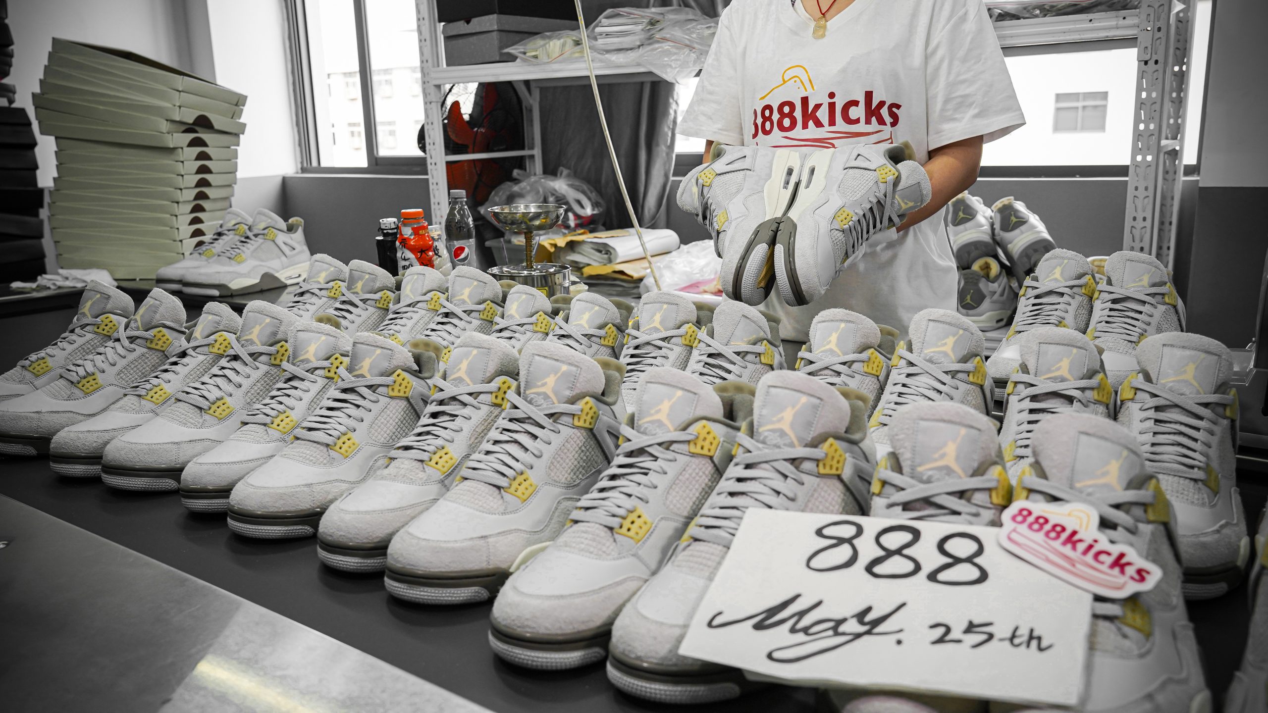 Jordan 4 Retro SE Craft Photon Dust