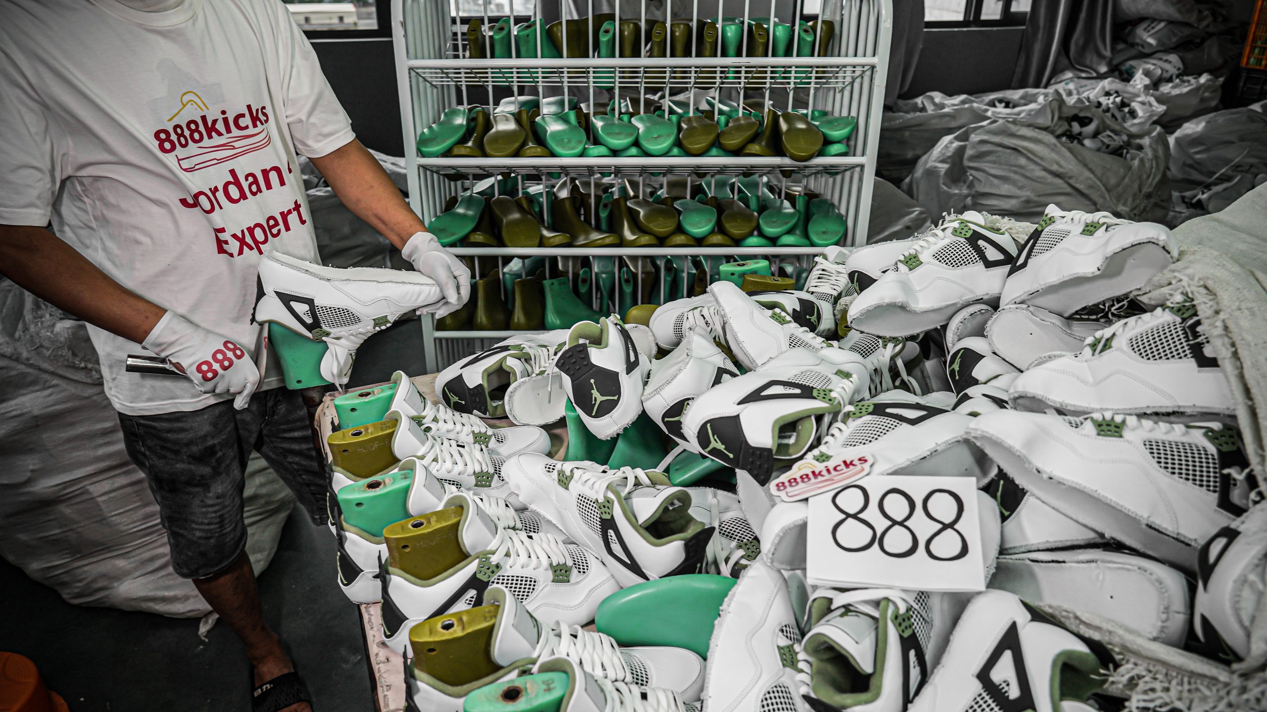 Jordan 4 Retro Seafoam (W)