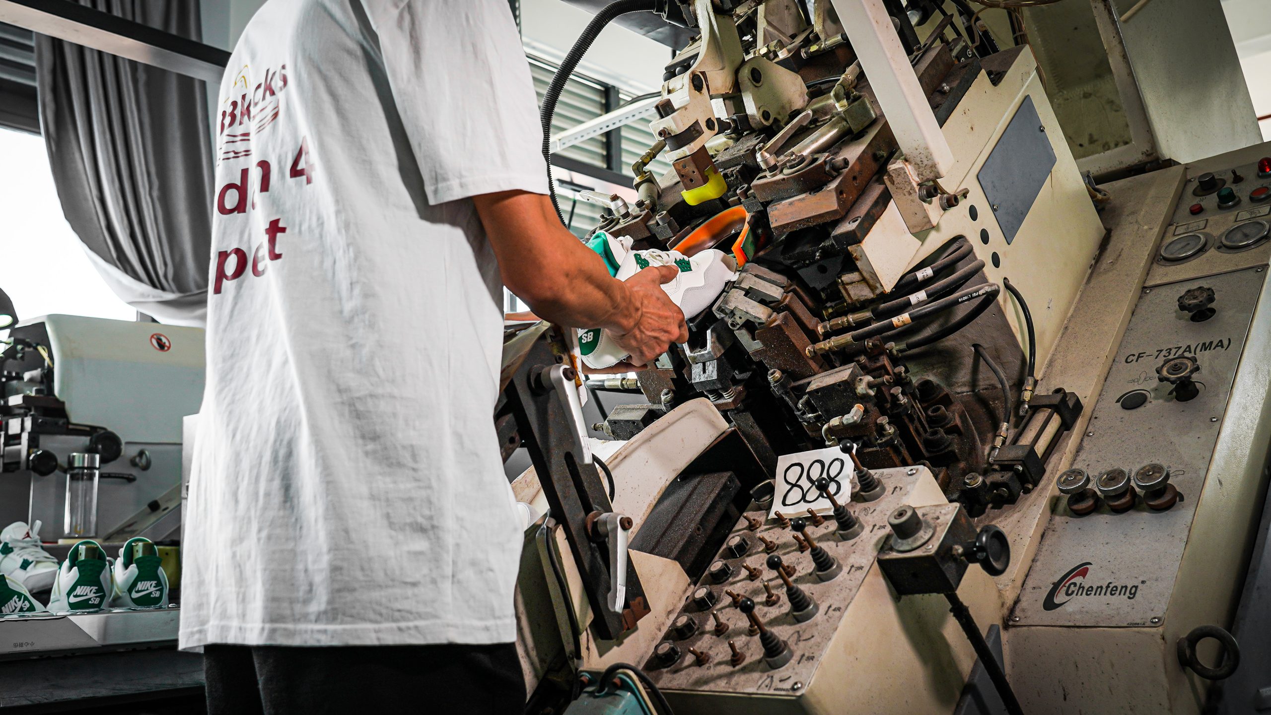 Jordan 4 Retro SB Pine Green
