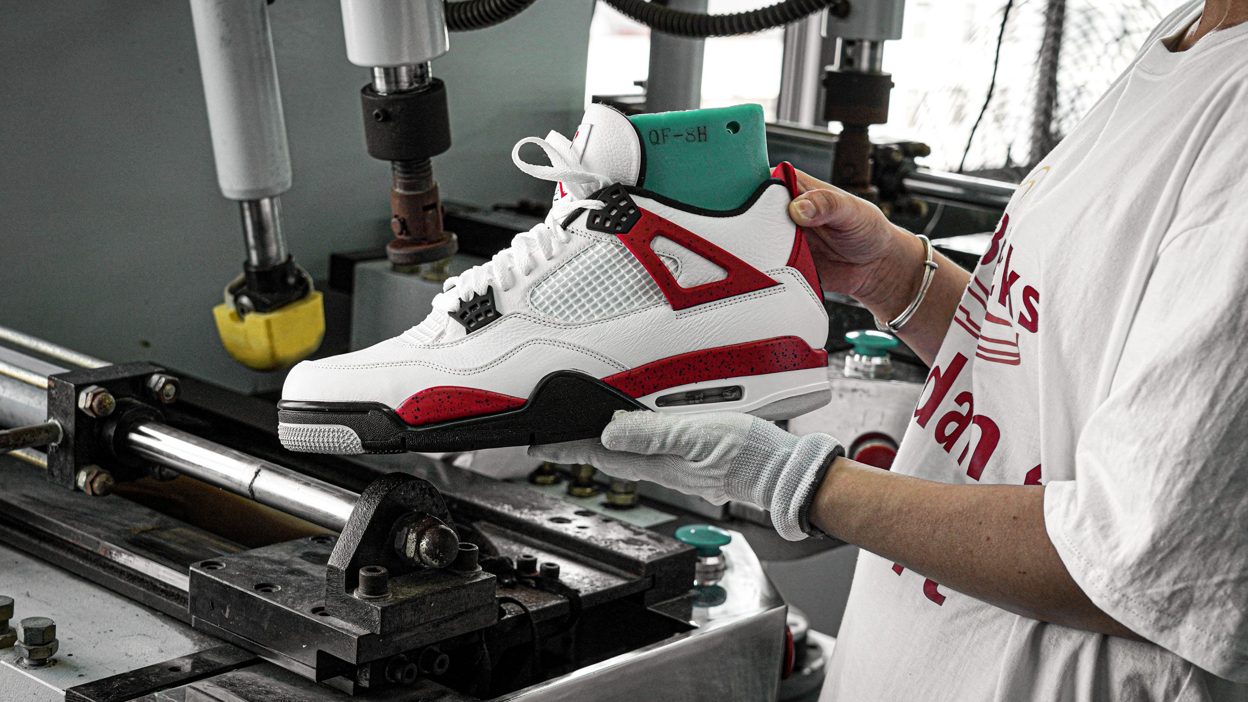 Jordan 4 Retro Neutral Grey