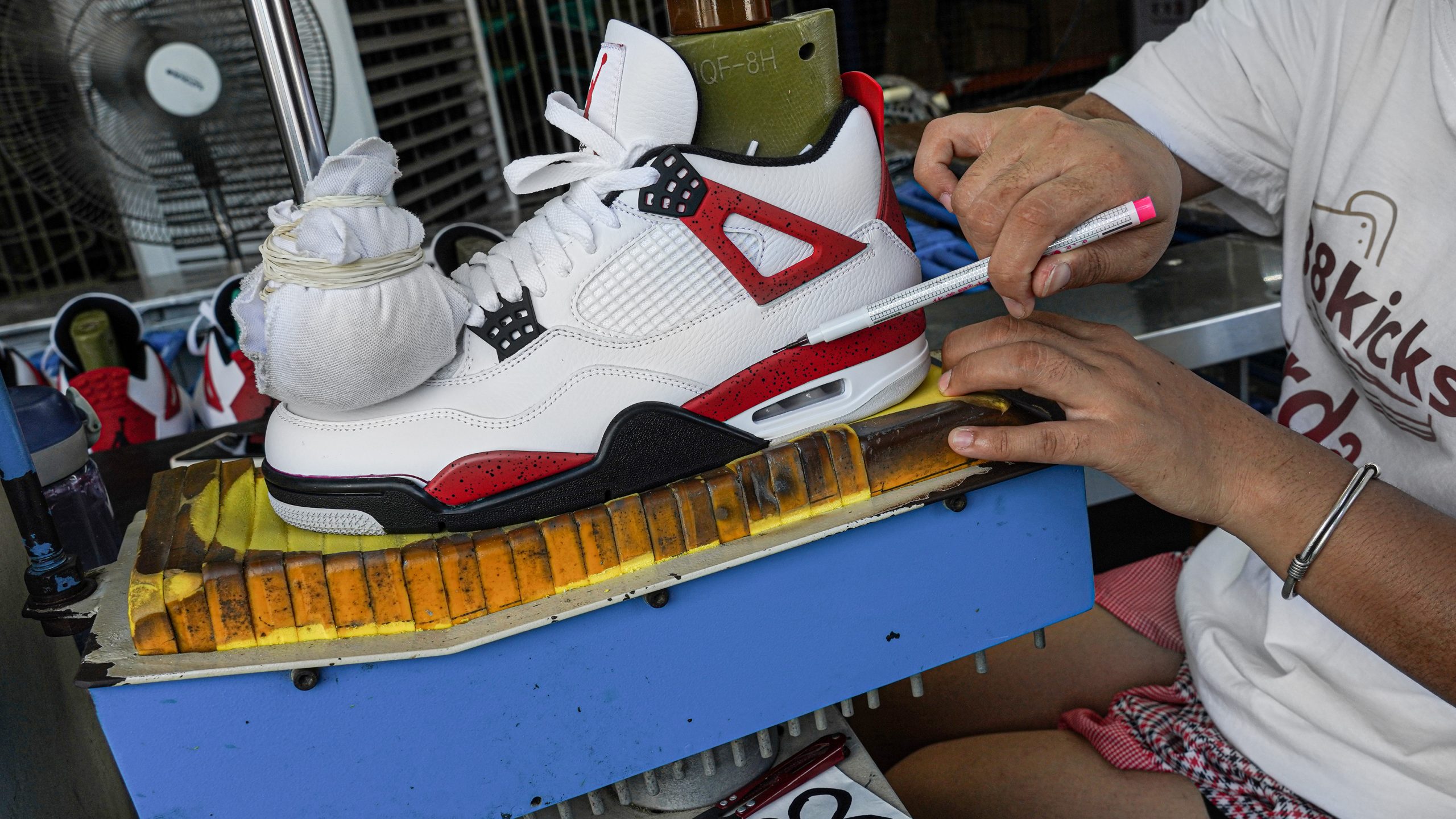 Jordan 4 Retro Neutral Grey