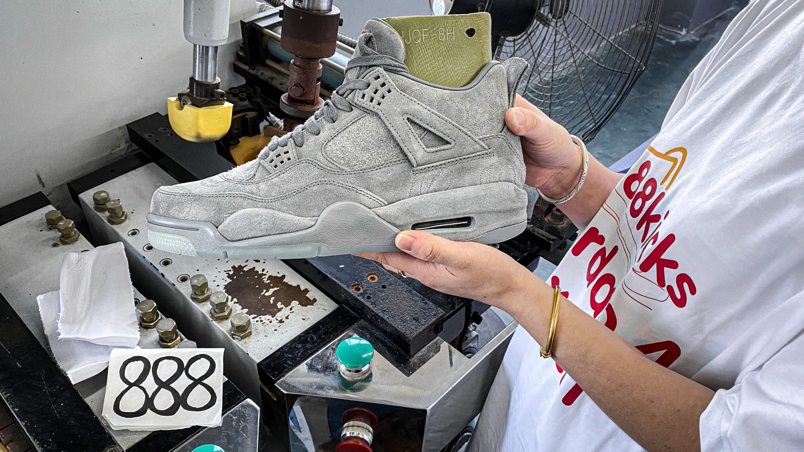 Jordan 4 Retro Kaws