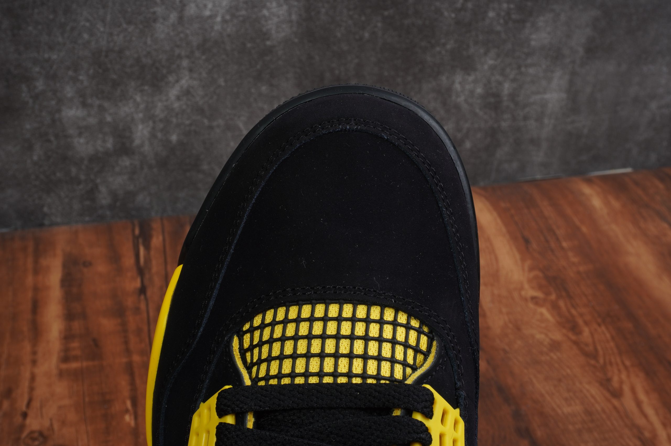 Jordan 4 Retro Thunder 2023